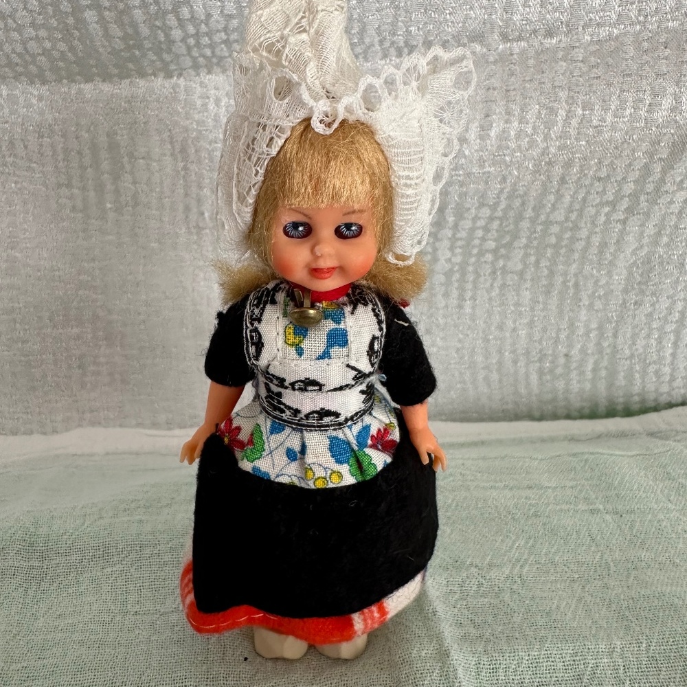 Vintage Dutch souvenir doll/ figurine, 5” tall